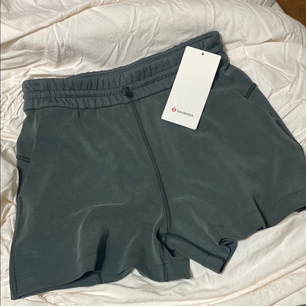 lululemon Softstreme High-Rise Short 4" NWT